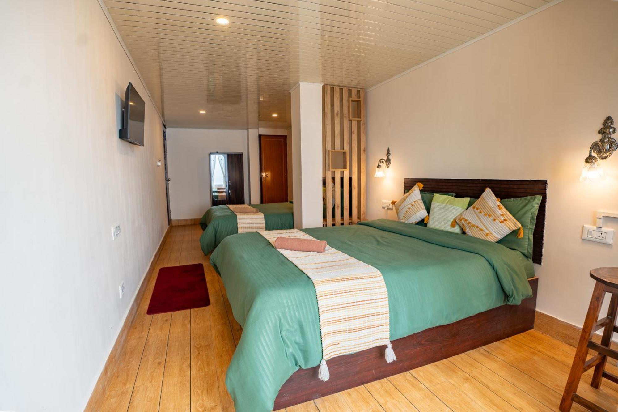 Monratino Himadrie -2 Mins Walk From Mall Road - All Rooms Have Kanchenjunga Mountain View ดาร์จีลิง ภายนอก รูปภาพ