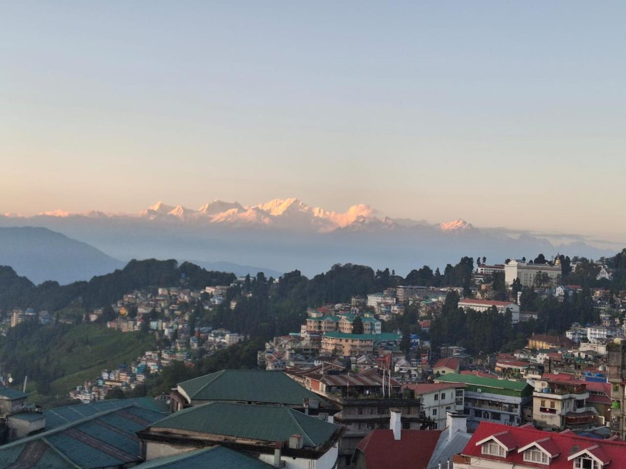 Monratino Himadrie -2 Mins Walk From Mall Road - All Rooms Have Kanchenjunga Mountain View ดาร์จีลิง ภายนอก รูปภาพ