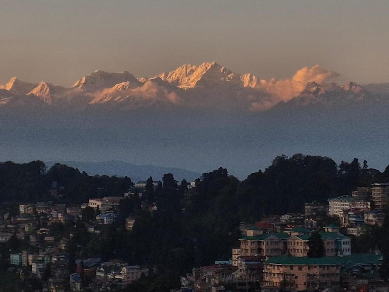 Monratino Himadrie -2 Mins Walk From Mall Road - All Rooms Have Kanchenjunga Mountain View ดาร์จีลิง ภายนอก รูปภาพ